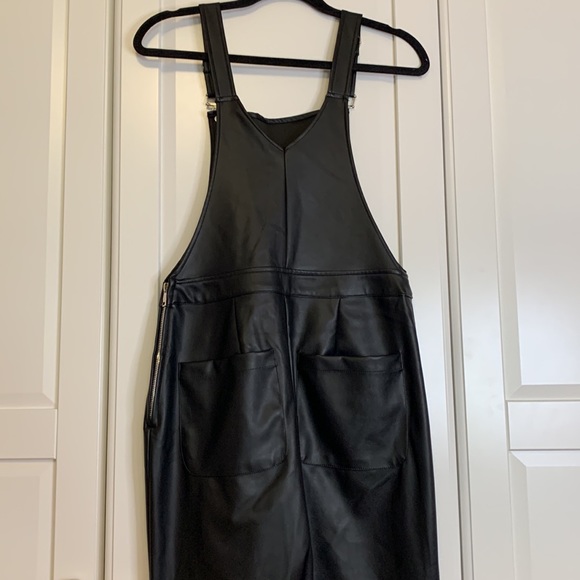 NEW🌟 Faux Leather Black Overalls Size Medium Bootcut - Picture 4 of 4